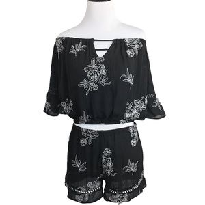 Kendall & Kylie Pacsun Embroidered Floral Matching Top & Shorts Set
